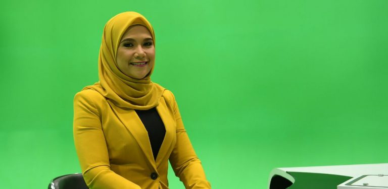 Rasyidah, penyampai berita Mandarin berketurunan Melayu pertama di RTM