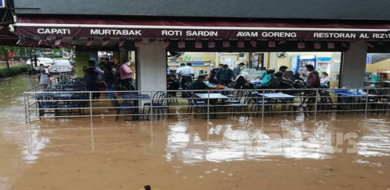 5 kawasan terjejas teruk banjir kilat, kedai mamak tenggelam tapi pelanggan tetap setia nikmati hidangan