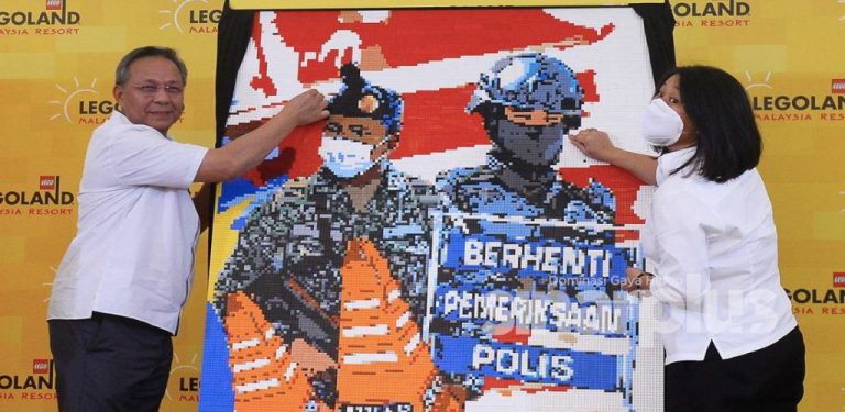 Wow, mural wajah frontliner guna 150,000 bongkah lego