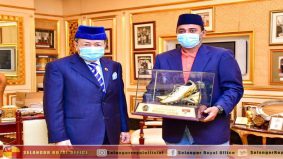Sultan Selangor berkenan beli Kasut Emas milik Khalid Jamlus, dipamer di Muzium Galeri Bola Sepak Selangor