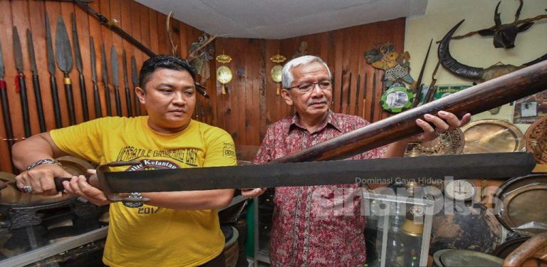 Pedang pancung kepala pesalah yang masih berdarah jadi koleksi anak muda Kelantan