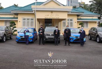 Sultan Johor hadiah kereta kepada pengarah hospital, doktor