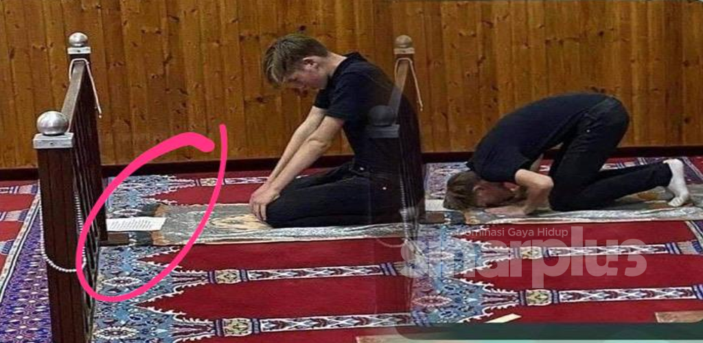Baru peluk Islam, pemuda letak nota atas sejadah untuk belajar solat