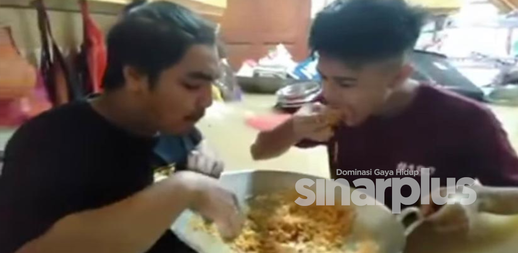 [VIDEO] Banjir naik ke paras dada, dua lelaki terpaksa makan dalam kuali