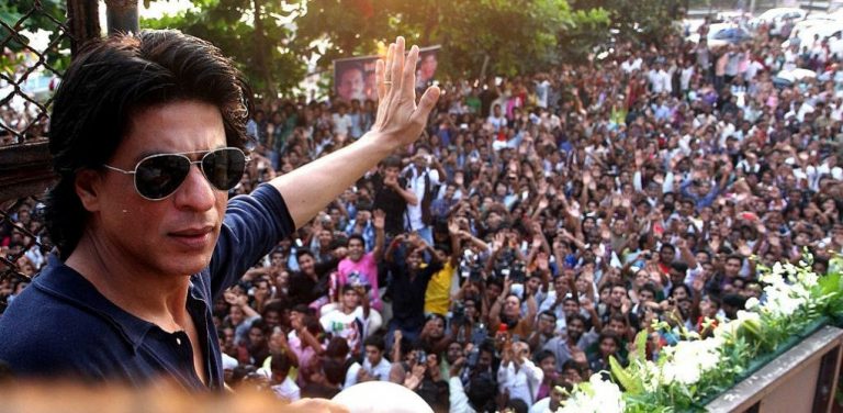 Elak jangkitan Covid-19, Shah Rukh Khan halang peminat berkumpul