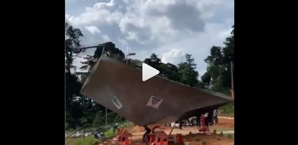 [VIDEO]Kanopi terbang saat pengebumian, lelaki ini mohon doa