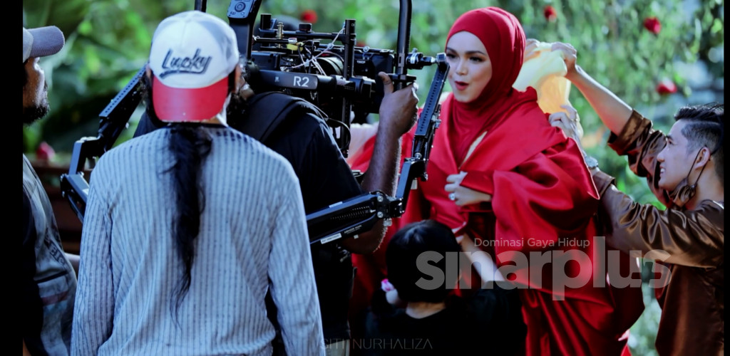 [VIDEO]Penampilan kedua Aafiyah, kecoh di penggambaran video terbaharu Tok Ti