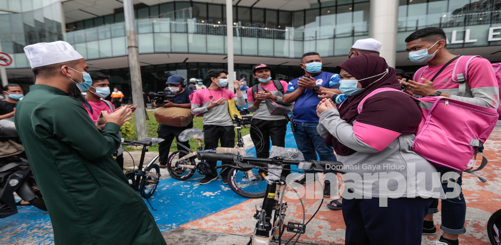 Sebelum tunaikan solat Jumaat, Ustaz Ebit sempat hadiahkan 5 buah basikal lipat untuk rider Food Panda