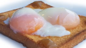 Roti bakar telur goyang mudah pelengkap sarapan