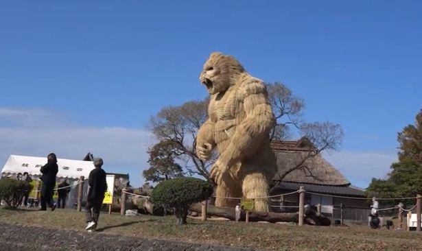 Penduduk Jepun bina gorilla gergasi untuk halau Covid-19