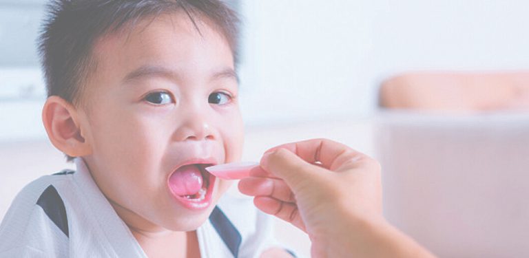 Jika susah beri anak makan ubat, ibu bapa boleh guna 8 strategi ini