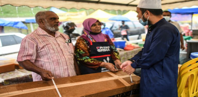 Bazar Ramadan dilanda ribut, Ustaz Ebit beri 7 khemah baru, bantu borong makanan