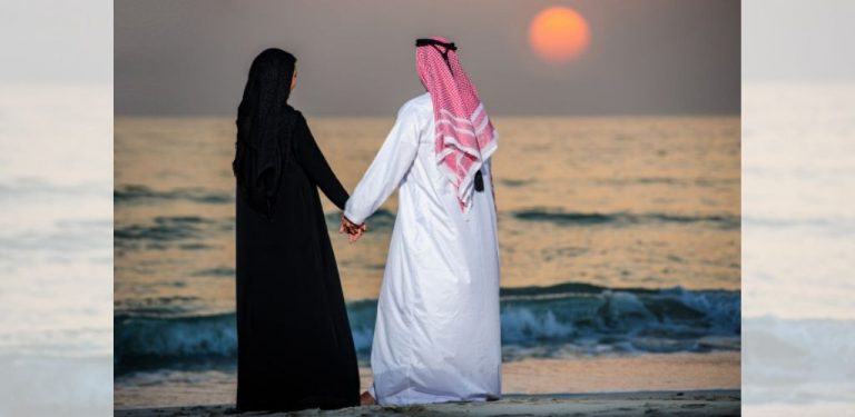 Suami isteri bermanja-manja pada siang hari Ramadan, ini hukumnya