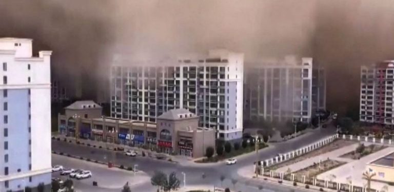[VIDEO] Menakutkan! Bandar Dunhuang 'ditelan' ribut pasir setinggi 100 meter