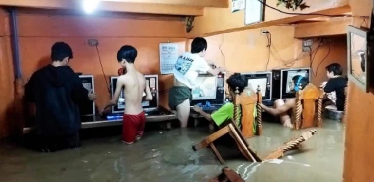 Tak endahkan banjir cecah paras paha, gelagat kaki game terus bermain dalam air buat netizen kecut perut