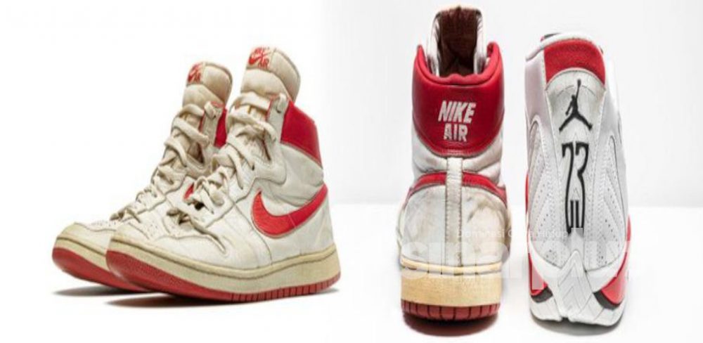 Sneakers usang dengan serpihan kaca Michael Jordan berjaya dilelong pada harga RM 2.5 juta