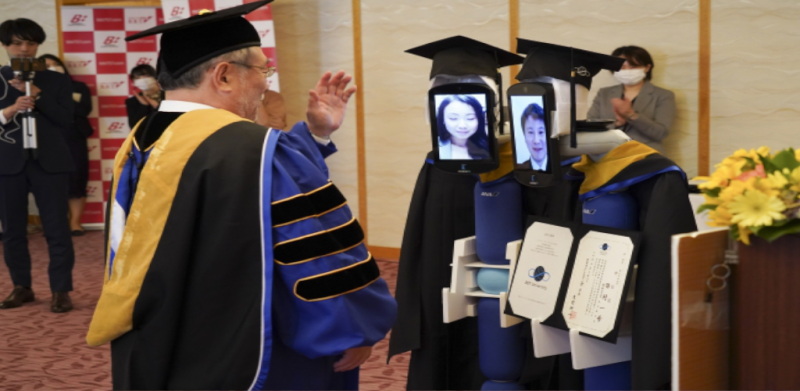 Covid-19: Majlis graduasi guna robot ganti siswazah