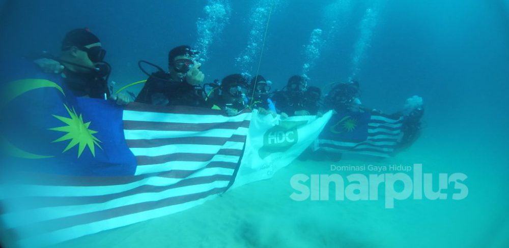 Wow, 12 anak muda kibar Jalur Gemilang di dasar laut semarakkan semangat kemerdekaan