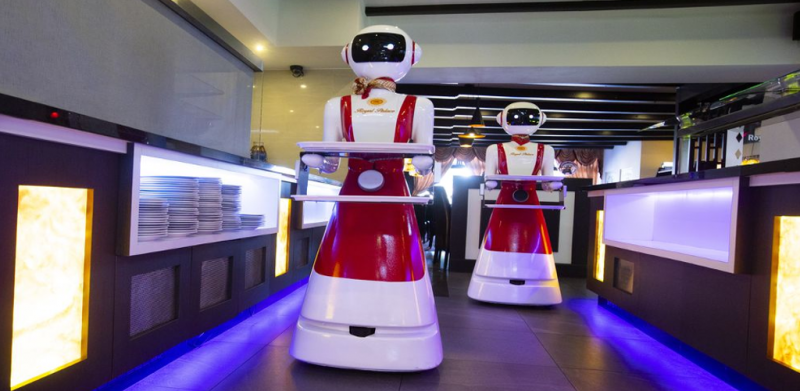 Covid-19: Robot hantar pesanan makanan buat pengunjung elak kontak sentuhan