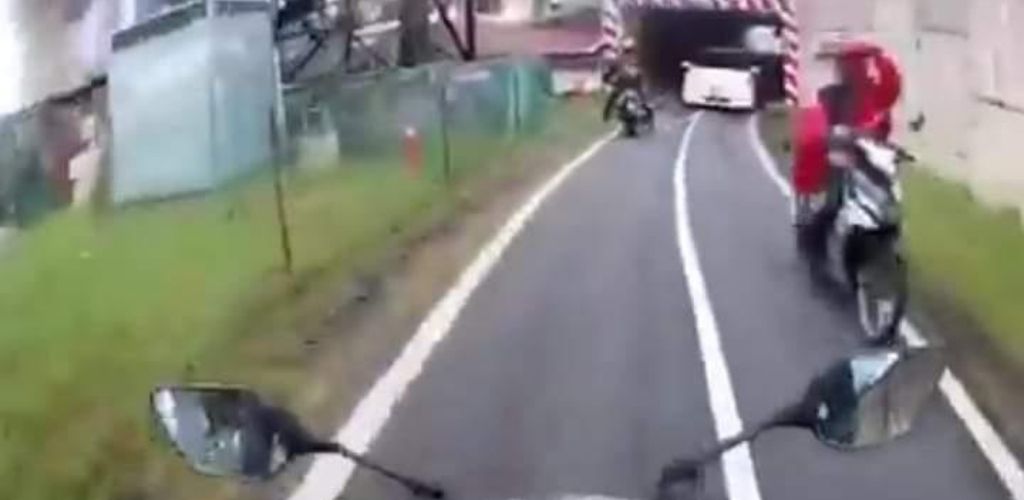 Video Kereta Masuk Laluan Motosikal Sebabkan Kemalangan Mujur Mangsa Ada Rakaman Sinar Plus