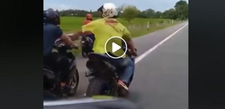 [VIDEO] Highway jadi 'port' berlumba, sekali helmet mat motor kena tampar, warganet sokong tindakan itu tapi...