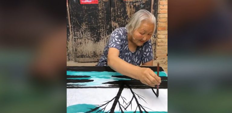 [VIDEO] Hebat skil melukis nenek ni, tapi apa kaitan 'kikis' ulat kat pokok tu…?