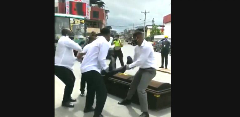 [VIDEO] Terkejut tiba-tiba diangkat 4 lelaki seperti upacara persemadian