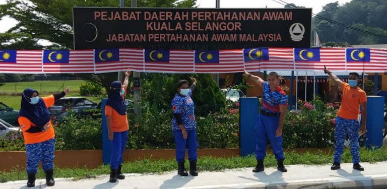 Bendera 50 meter guna jahitan tangan, anggota APM sukarela sumbang masa, tenaga