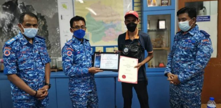 Abang Viva terima sijil ‘Adiwira Prihatin Musibah’ dari APM buat warga maya sebak