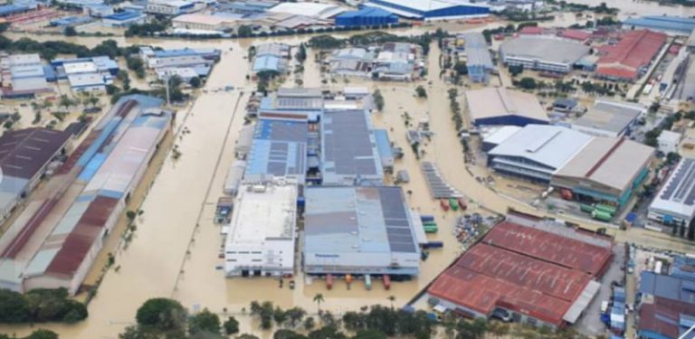 Hulu Langat ibarat dilanda tsunami, 10 hilang di Pahang. Ini keadaan terkini banjir seluruh negara