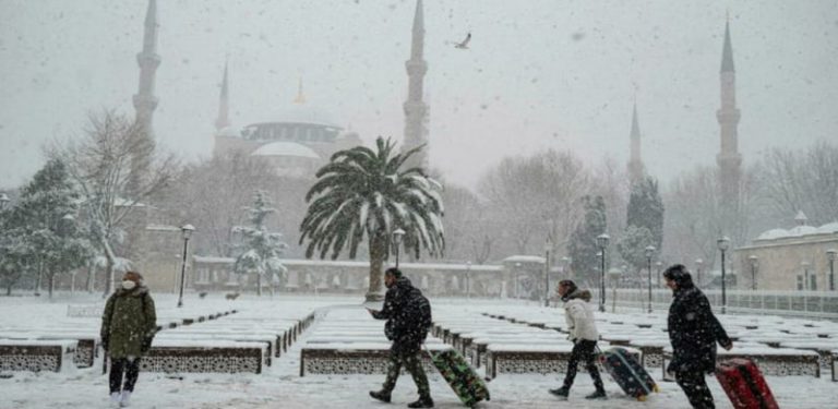 Istanbul diselimuti salji tebal, penerbangan dibatal, lalu lintas lumpuh