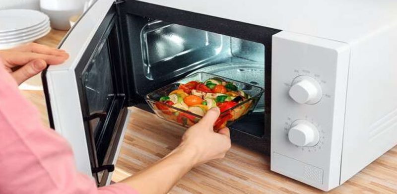 Guna microwave senang panaskan makanan, hati-hati perlu cara yang betul