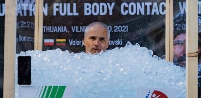 Lelaki Poland sanggup berendam tiga jam dalam ais untuk pecah rekod dunia