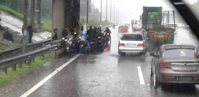 6 tip penunggang motosikal semasa hujan elak kemalangan