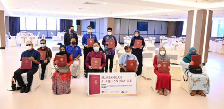 Siti Khadijah sumbang 200 naskhah al-Quran Braille kepada OKU penglihatan