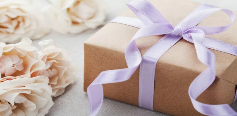 Pengantin wanita tak selesa, rakan suami beri barang'tak senonoh' atas pelamin, 10 idea hadiah'rare'